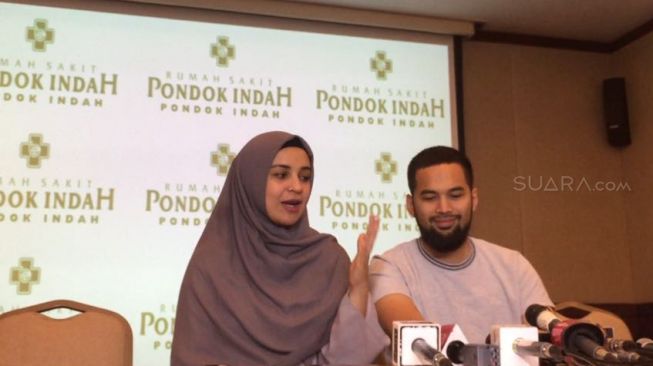Shireen Sungkar dan Teuku Wisnu saat menggelar konfrensi pers kelahiran anak ketiga. (Sumarni/Suara.com)