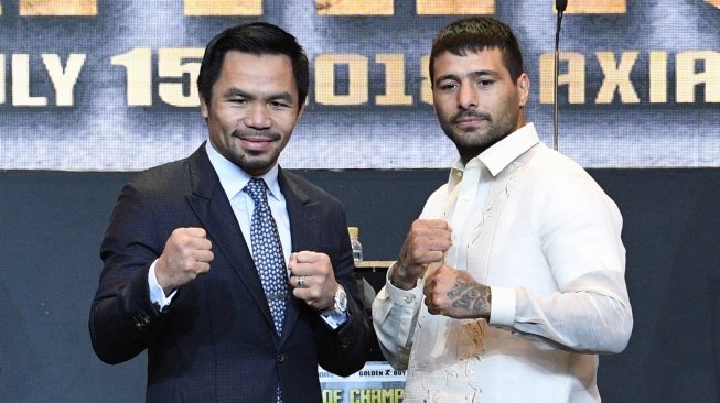 Petinju kenamaan Filipina, Manny Pacquiao (kiri), bersama juara dunia kelas welter WBA, Lucas Matthysse, usai jumpa pers di Manila, Rabu (18/4/2018). [AFP/Ted Aljibe]