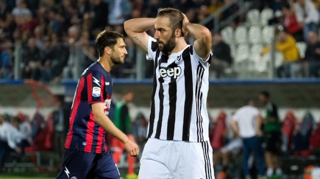 Penyerang Juventus, Gonzalo Higuain terlihat kecewa di laga kontra Crotone (AFP/GIOVANNI ISOLINO)