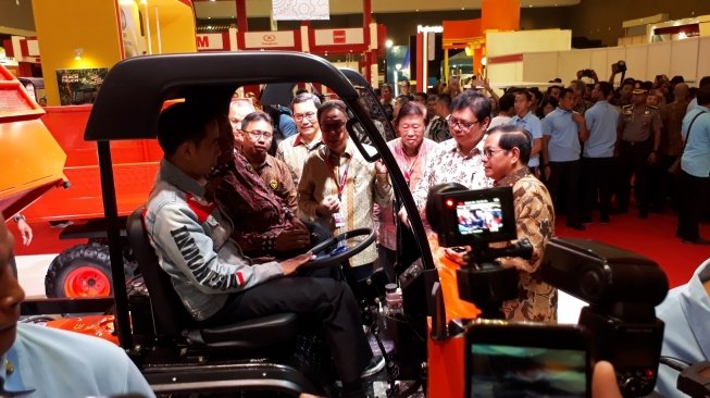 Jokowi menjajal AMMDes Karya Anak Bangsa. (suara.com/Dwi Bowo Raharjo)