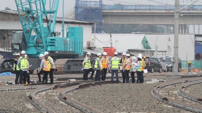 Pembangunan infrastruktur Mass Rapid Transit (MRT) Jakarta dan Depo MRT Lebak Bulus memasuki tahap akhir, Jakarta, Kamis (18/4). 