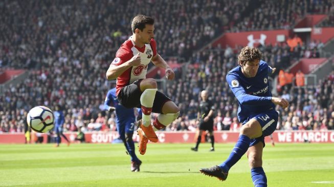 Pemain Chelsea Marcos Alonso melepaskan tendangan di tengah kawalan pemain Southampton [AFP]