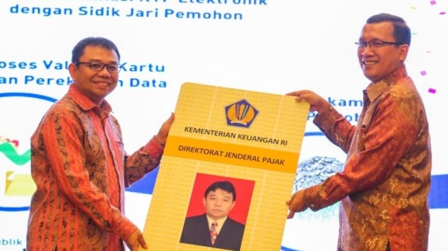 Direktur Potensi, Kepatuhan, dan Penerimaan Pajak, Direktorat Jenderal Pajak (DJP) Kementerian Keuangan, Yon Arsal (kiri) dan Direktur Keuangan Bank BRI, Haru Koesmahargyo (kanan) menyerahkan Kartu Pintar NPWP usai acara penandatangan MoU Kerja Sama Pemanfaatan Layanan Pajak dan Jasa Perbankandi Gedung Dirjen Pajak Kemenkeu, Jakarta, Rabu (18/4/2018). (Sumber: Istimewa)