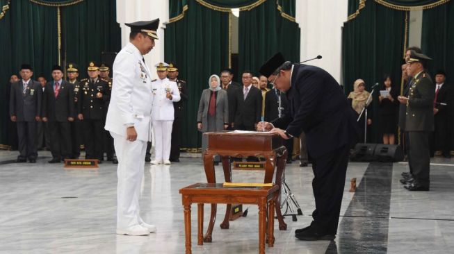 Gubernur Jawa Barat, Ahmad Heryawan (Aher), melantik Pj Wali Kota Cirebon, Dedi Taufikurohman, di Aula Barat Gedung Sate, Bandung, Jabar, Senin (16/4/2018). (Sumber: Istimewa)