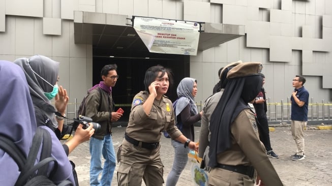 Pamong Polisi Pamong Praja (Satpol PP) DKI Jakarta menutup secara resmi dua diskotek yakni Sense dan Exotic, Kamis (19/4/2018). (suara.com/Erick Tanjung)