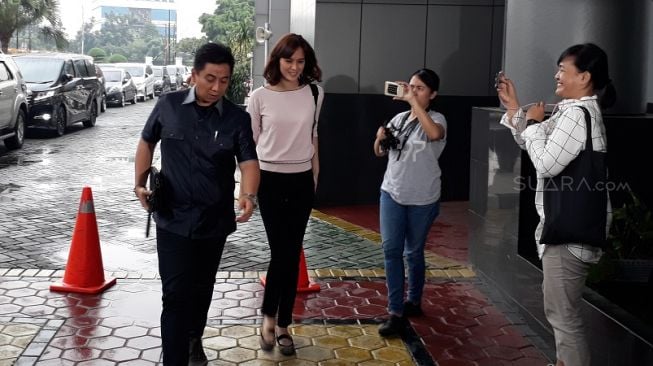 Renata Kusmanto bersama Sandy Arifin dampingi Fachri Albar yang dipindah ke Kejaksaan. (Ismail/Suar.com)