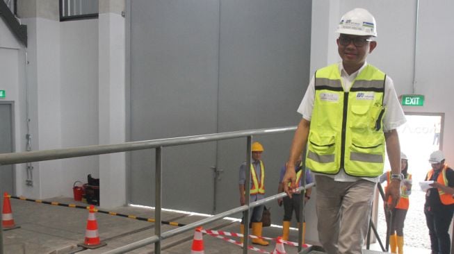 Direktur Utama PT MRT Jakarta William P Sabandar memeriksa rangkaian kereta di Depo MRT Lebak Bulus, Jakarta, Kamis (19/4).