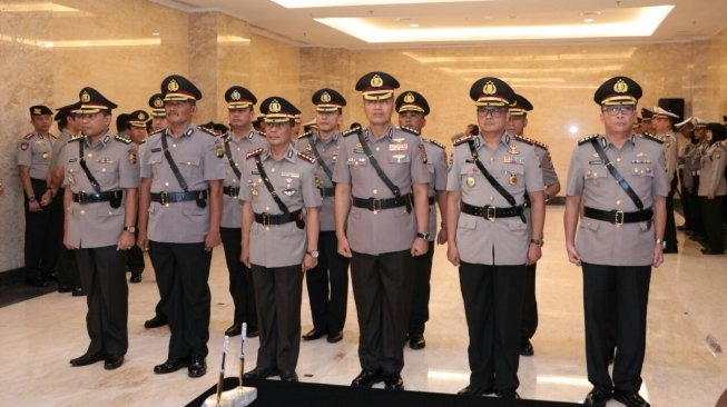 Kapolda Metro Jaya Inspektur Jenderal Idham Azis memimpin acara serah terima jabatan sejumlah pejabat yang dilaksanakan di Gedung Promoter Polda Metro Jaya, Jumat (20/4/2018). (suara.com/Agung Shandy Lesmana)