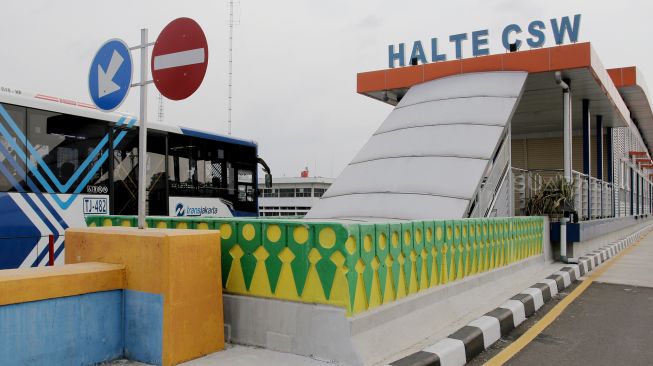 Kondisi halte Transjakarta CSW yang tidak digunakan di kawasan Jalan Sisingamangaraja, Jakarta, Selasa (20/4). 