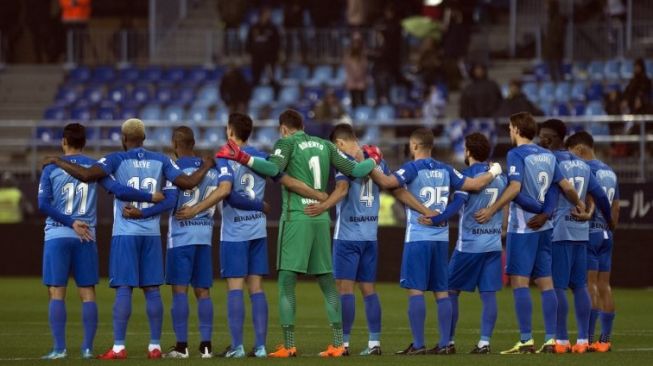 Para pemain Malaga saat menghadapi Sevilla. JORGE GUERRERO / AFP