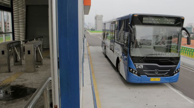 Kondisi halte Transjakarta CSW yang tidak digunakan di kawasan Jalan Sisingamangaraja, Jakarta, Selasa (20/4). 