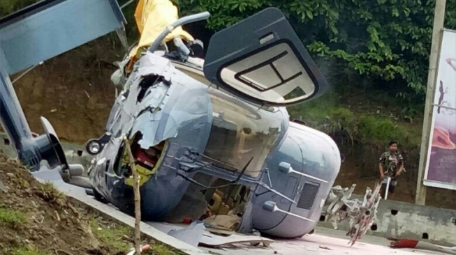 Sebuah helikopter komersil jatuh di Sulawesi Tenggara, Jumat (20/4/2018) pagi tadi. (BNPB)