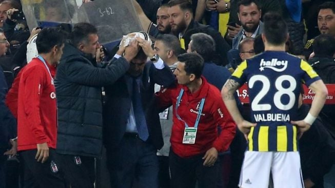 Laga Fenerbahce-Besiktas Ricuh, Pelatih Senol Gunes Jadi Korban