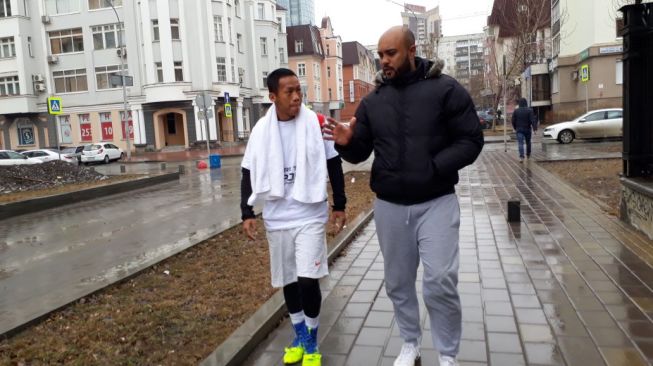 Petinju kenamaan Indonesia, Daud Yordan (kiri), berjalan bersama pelatihnya asal Spanyol, Gabriel Campillo, menuju tempat latihan di Ekaterinburg, Rusia, Jumat (20/4/2018). [Dok. Tim Daud Yordan]