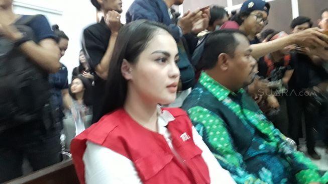 Jennifer Dunn menjalani sidang kasus narkoba di Pengadilan Negeri Jakarta Selatan (suara.com/wahyu tri laksono).