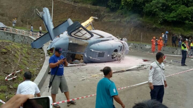 Sebuah helikopter komersil jatuh di Sulawesi Tenggara, Jumat (20/4/2018) pagi tadi. (BNPB)