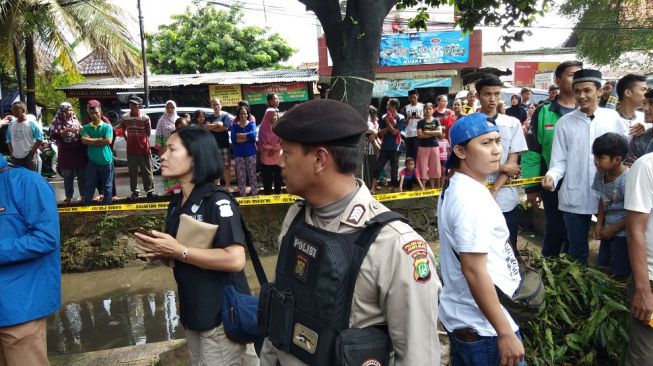 Warga Ramai-ramai Nonton Rekonstruksi Pembunuhan Hunaedi