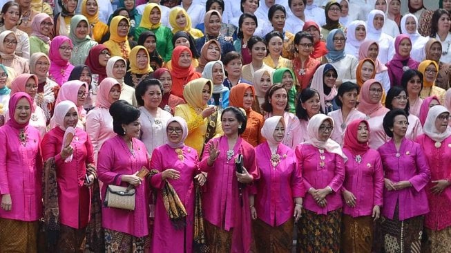 Ibu Negara Iriana Joko Widodo (kelima kiri) bersama Ibu Wakil Presiden Mufidah Jusuf Kalla (keempat kiri), istri menteri Kabinet Kerja yang tergabung dalam Organisasi Aksi Solidaritas Era Kabinet Kerja (Oase KK) serta tamu undangan berpose ketika peringatan Hari Kartini di Istana Bogor, Jawa Barat, Sabtu (21/4). 