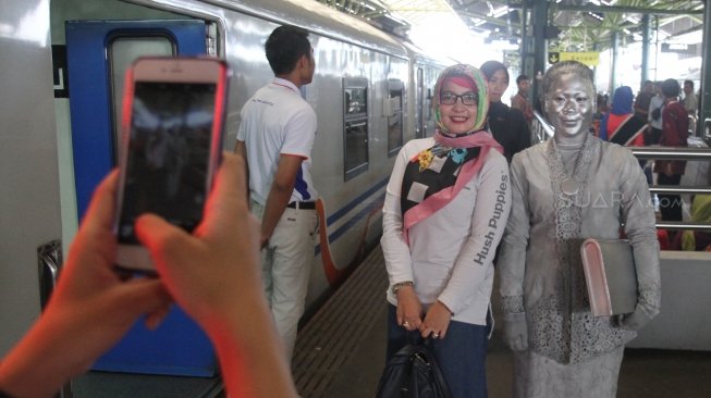 PT KAI Daop I Jakarta memperingati Hari Kartini di Stasiun Gambir, Jakarta, Sabtu (21/4).