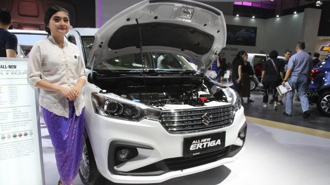 Sales promotion girl (SPG) mengenakan busana kebaya dalam ajang pameran Indonesia International Motor Show (IIMS) di JIExpo Kemayoran, Jakarta, Sabtu (21/4).