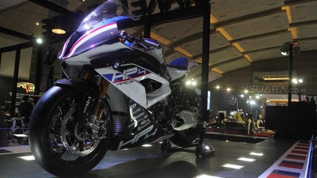 BMW HP4 Race hadir di Indonesia International  Motor Show (IIMS) 2018 di JIExpo Kemayoran, Jakarta, Sabtu (21/4).