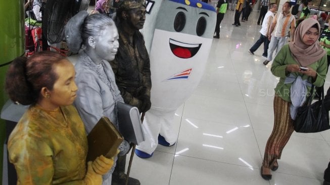 PT KAI Daop I Jakarta memperingati Hari Kartini di Stasiun Gambir, Jakarta, Sabtu (21/4).