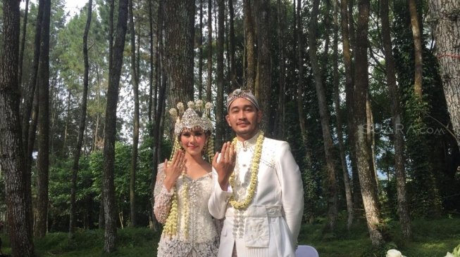 Syahnaz Shadiqah dan Jeje Govinda usai menjalani akad nikah di Pine Hill, Cibodas, Bandung, Jawa Barat pada Sabtu (21/4/2018) [Suara.com/Sumarni]