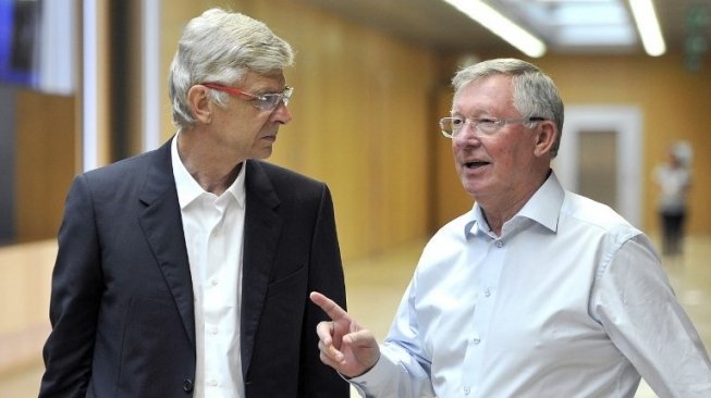 Alex Ferguson dan manajer Arsenal FC Arsene Wenger saat bertemu di Elite Club Coaches Forum UEFA 2015. AFP PHOTO / UEFA / HAROLD CUNNINGHAM 