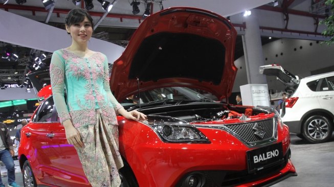 Sales promotion girl (SPG) mengenakan busana kebaya dalam ajang pameran Indonesia International Motor Show (IIMS) di JIExpo Kemayoran, Jakarta, Sabtu (21/4).