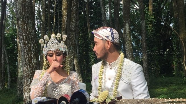 Syahnaz Shadiqah dan Jeje Govinda usai menjalani akad nikah di Pine Hill, Cibodas, Bandung, Jawa Barat pada Sabtu (21/4/2018) [Suara.com/Sumarni]