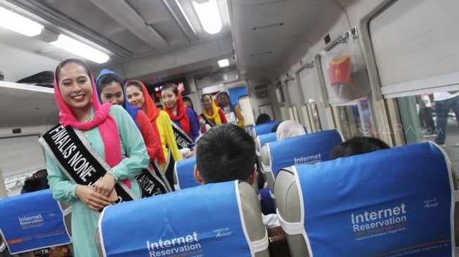 PT KAI Daop I Jakarta memperingati Hari Kartini di Stasiun Gambir, Jakarta, Sabtu (21/4).