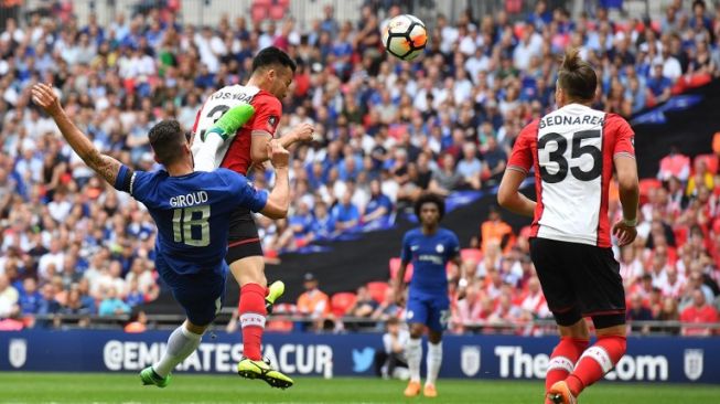 Pemain Chelsea Olivier Giroud melepaskan tendangan voli saat menghadapi Southampton di semifinal Piala FA [AFP]