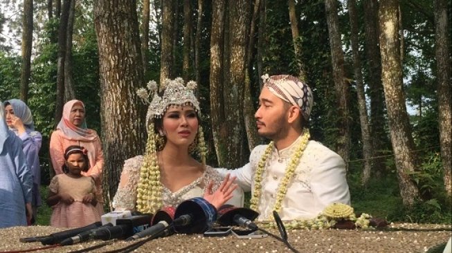 Momen Hujan Lebat saat Pernikahan Syahnaz dan Jeje Govinda Dikaitkan dengan Isu Selingkuh, Pertanda Buruk?