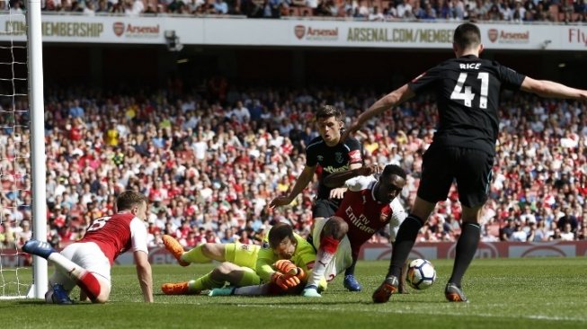 Kemelut terjadi di depan gawang West Ham United setelah sepakan Danny Welbeck dibendung penjaga gawang The Hammers Joe Hart [AFP]