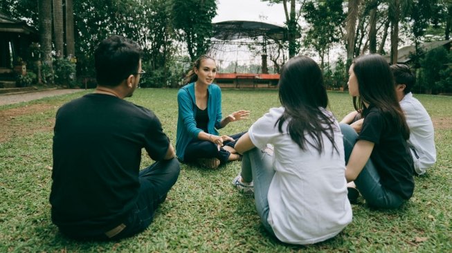 Nadine Chandrawinata  (kedua dari kiri) bersama dengan para anggota Sea Soldier berdiskusi mengenai kegiatan rutin yang mereka jalankan. (Foto: Dok. Uniqlo)