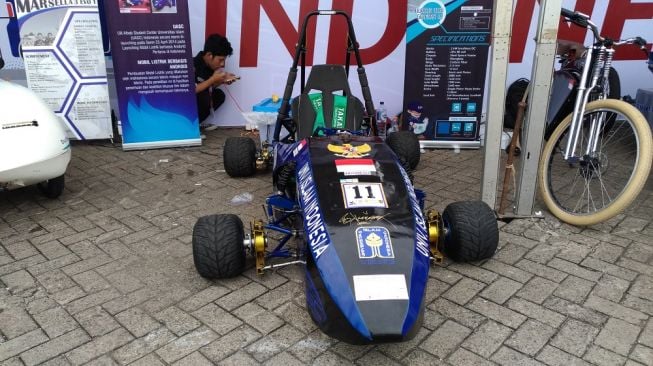 Mobil listrik Kaliurang Unisi generasi ketiga yang berbasis Android karya mahasiswa UII Yogyakarta dipamerkan di IIMS 2018, Sabtu (21/4). [Suara.com/Manuel Jeghesta Nainggolan]