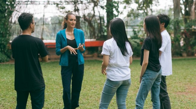 Nadine Chandrawinata  (kedua dari kiri) bersama dengan para anggota Sea Soldier berdiskusi mengenai kegiatan rutin yang mereka jalankan. (Foto: Dok. Uniqlo)