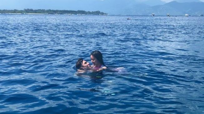 Verrel Bramasta - Natasha Wilona liburan bareng di Lombok. [Instagram]