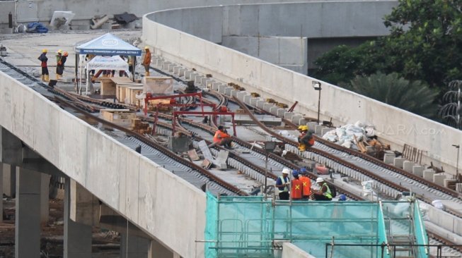 Gerbong kereta Light Rail Transit (LRT) berada di lintasannya di Kelapa Gading, Jakarta, Senin (23/4). 