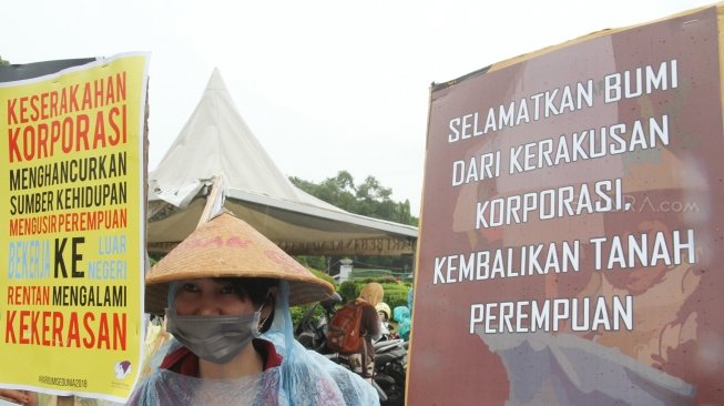 Solidaritas Perempuan melakukan aksi damai memperingati Hari Bumi Sedunia di depan Istana, Jakarta, Senin (23/4).