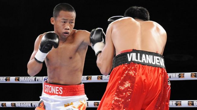 Petinju Indonesia, Daud Yordan (kiri) berduel dengan Lorenzo Villanueva (Filipina) dalam perebutan gelar lowong sabuk juara dunia kelas bulu IBO di Marina Bay Sands Hotel, Singapura, 5 Mei 2012. [AFP/Simin Wang]