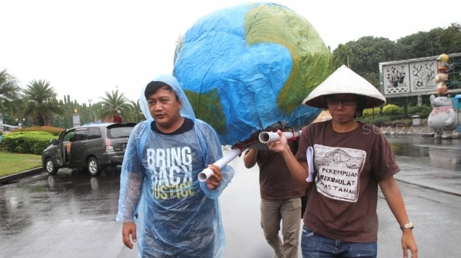 Solidaritas Perempuan melakukan aksi damai memperingati Hari Bumi Sedunia di depan Istana, Jakarta, Senin (23/4).