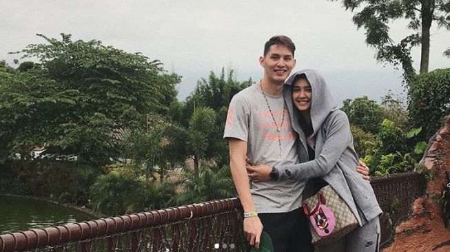 Mikha Tambayong bersama Daniel Wenas. (Instagram)