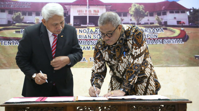 Penandatanganan kerja sama Sekretaris Jenderal Kemensos, Hartono Laras dan Rektor IPDN, Ermaya Suradinata, di Kampus IPDN, Jakarta, Jumat (13/4/2018). (Sumber: Istimewa)