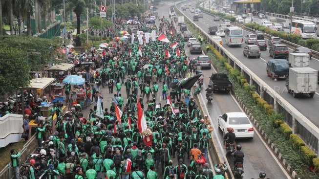 Driver ojek online menggelar aksi di depan Gedung DPR Jalan Gatot Subroto, Jakarta, Senin (23/4). 