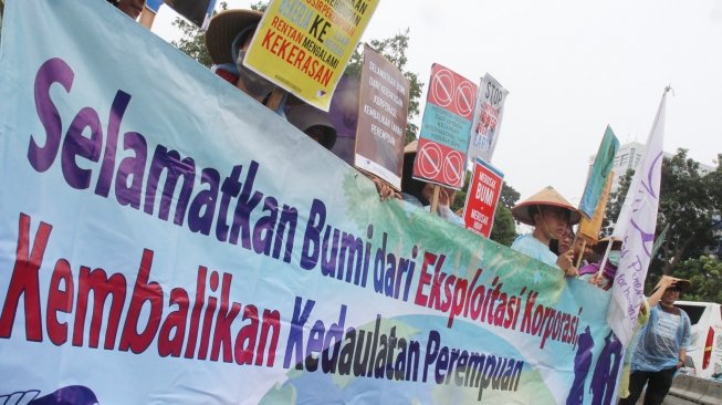 Solidaritas Perempuan melakukan aksi damai memperingati Hari Bumi Sedunia di depan Istana, Jakarta, Senin (23/4).