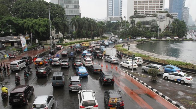 Sosialisasi perubahan waktu kebijakan pembatasan kendaraan bermotor ganjil genap di Jalan Medan Merdeka Barat dan Jalan MH Thamrin Jakarta, Senin (23/4).