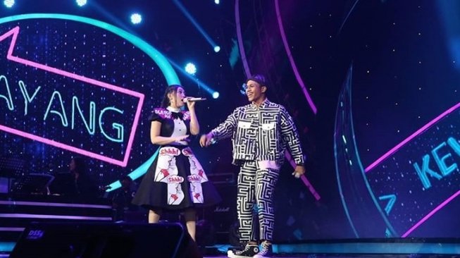 Via Vallen dan Kevin membawakan lagu "Sayang" di Indonesian Idol Result & Reunion. (Instagram)