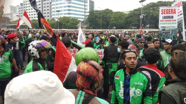 Selasa Pagi, Ribuan Driver Online di Jatim 'Geruduk' Kantor Gojek dan Grab