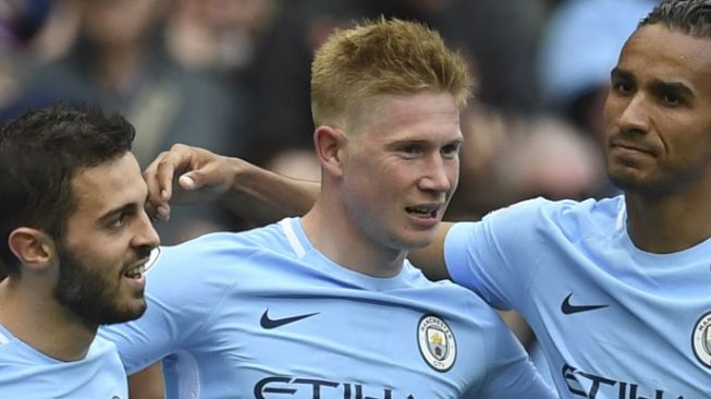 Gelandang Manchester City, Kevin De Bruyne (tengah) merayakan golnya ke gawang Swansea City bersama rekan-rekannya dalam lanjutan Liga Inggris pekan ke-34 di Etihad Stadium, Minggu (22/4/2018). [AFP/Paul Ellis]